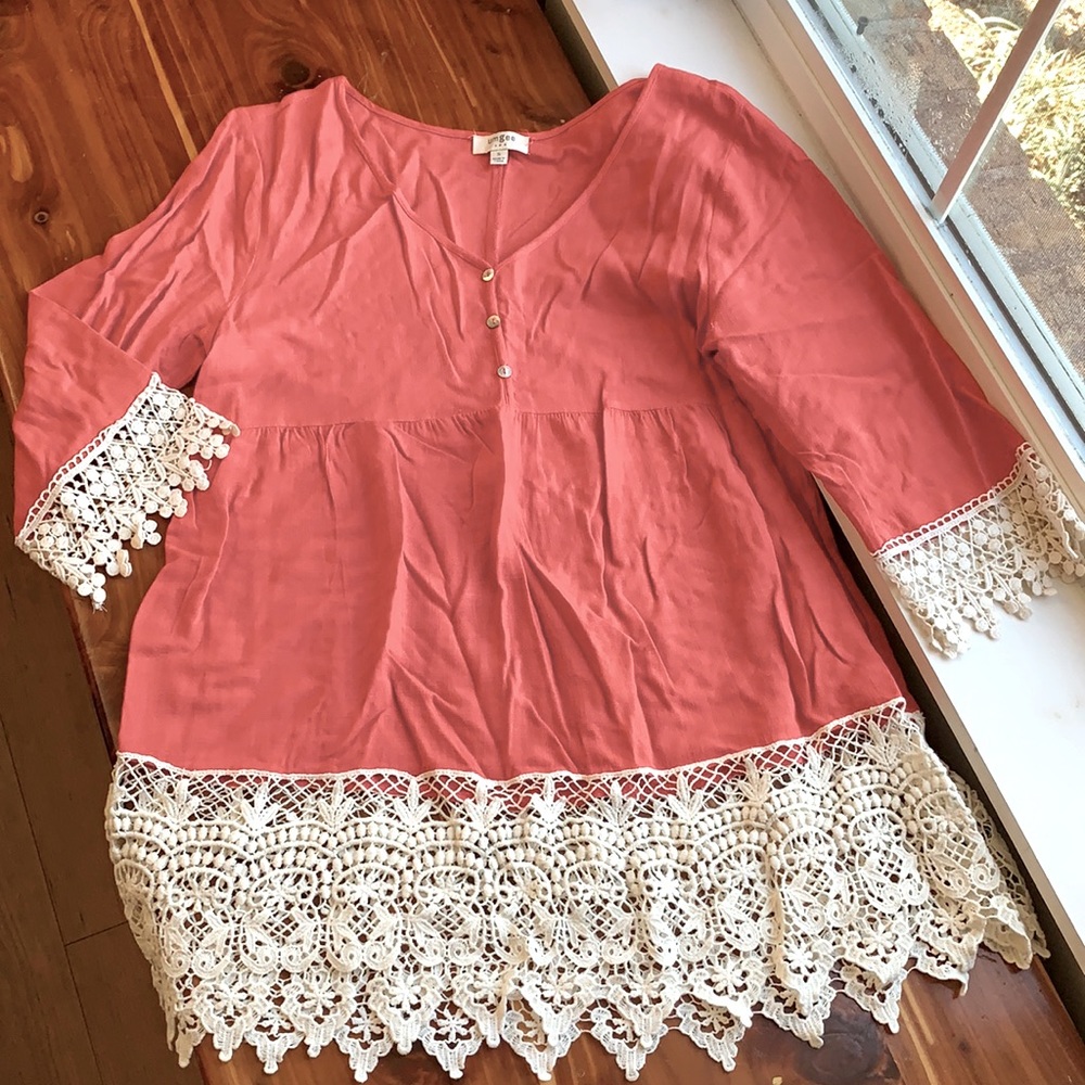 Umgee tunic style top/blouse with cotton lace embellished sleeves& bottom of top